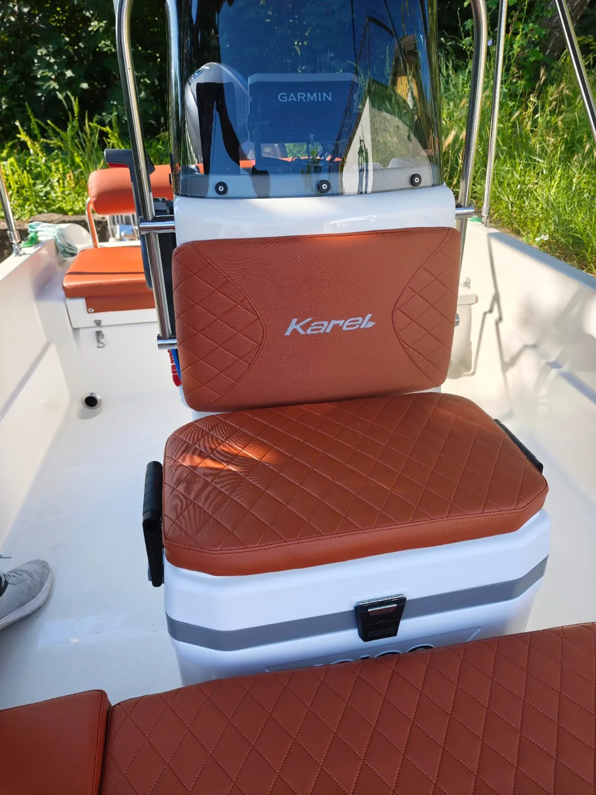 Karel 450 CC – sjedalo za kormilom
