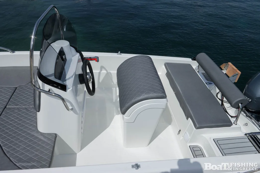 Karel 480 XS Open – kokpit i prostor za sjedenje