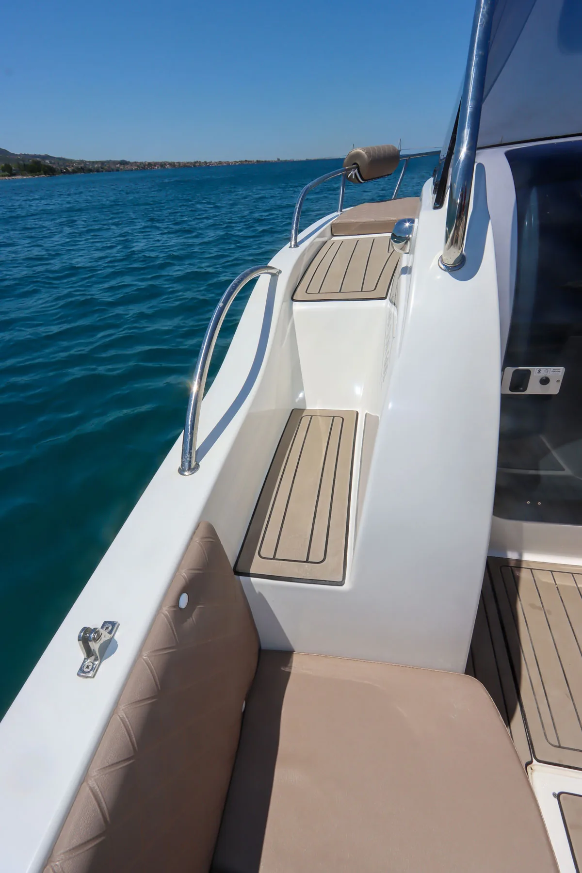 Karel Ionian Sun 600 – bočni prolaz