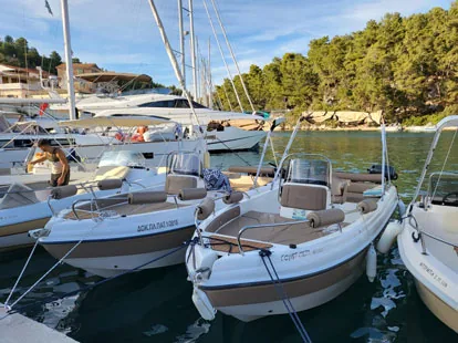 Karel Ithaca 550 – vezan u marini